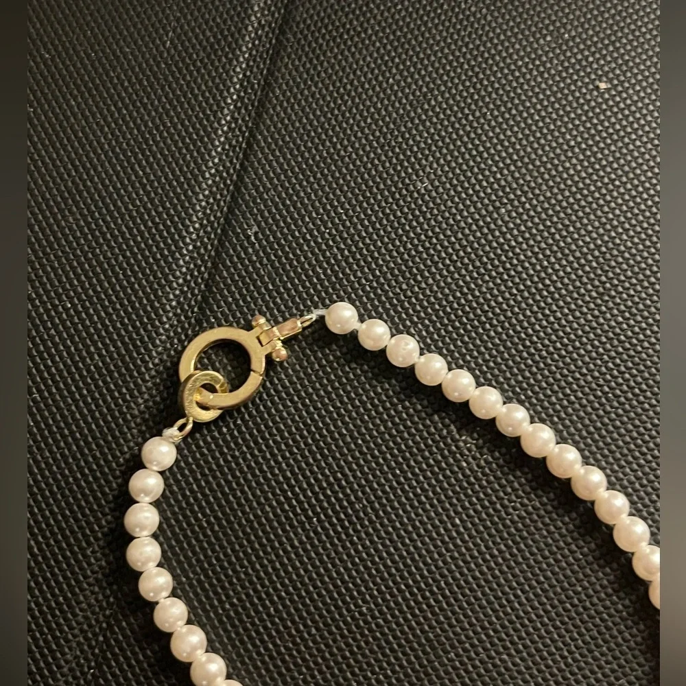 Elegant Pearl Bracelet with Gold Clasp - Picture 3 of 5